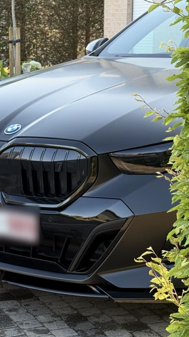 BMW i5 grille en koplamp van dichtbij