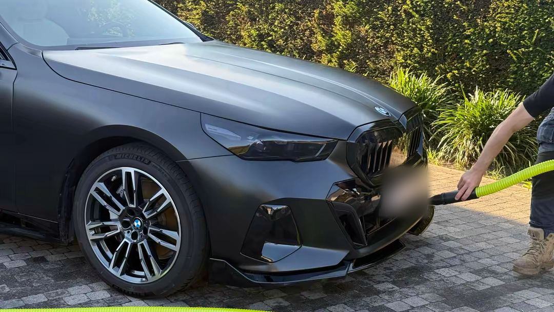 Stofzuigen van een BMW i5 aan huis