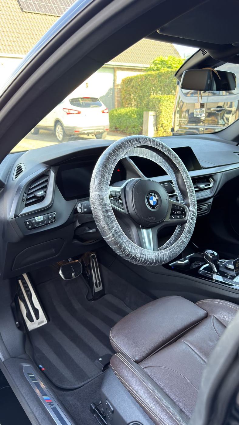 Interieur met beschermhoes over het stuur