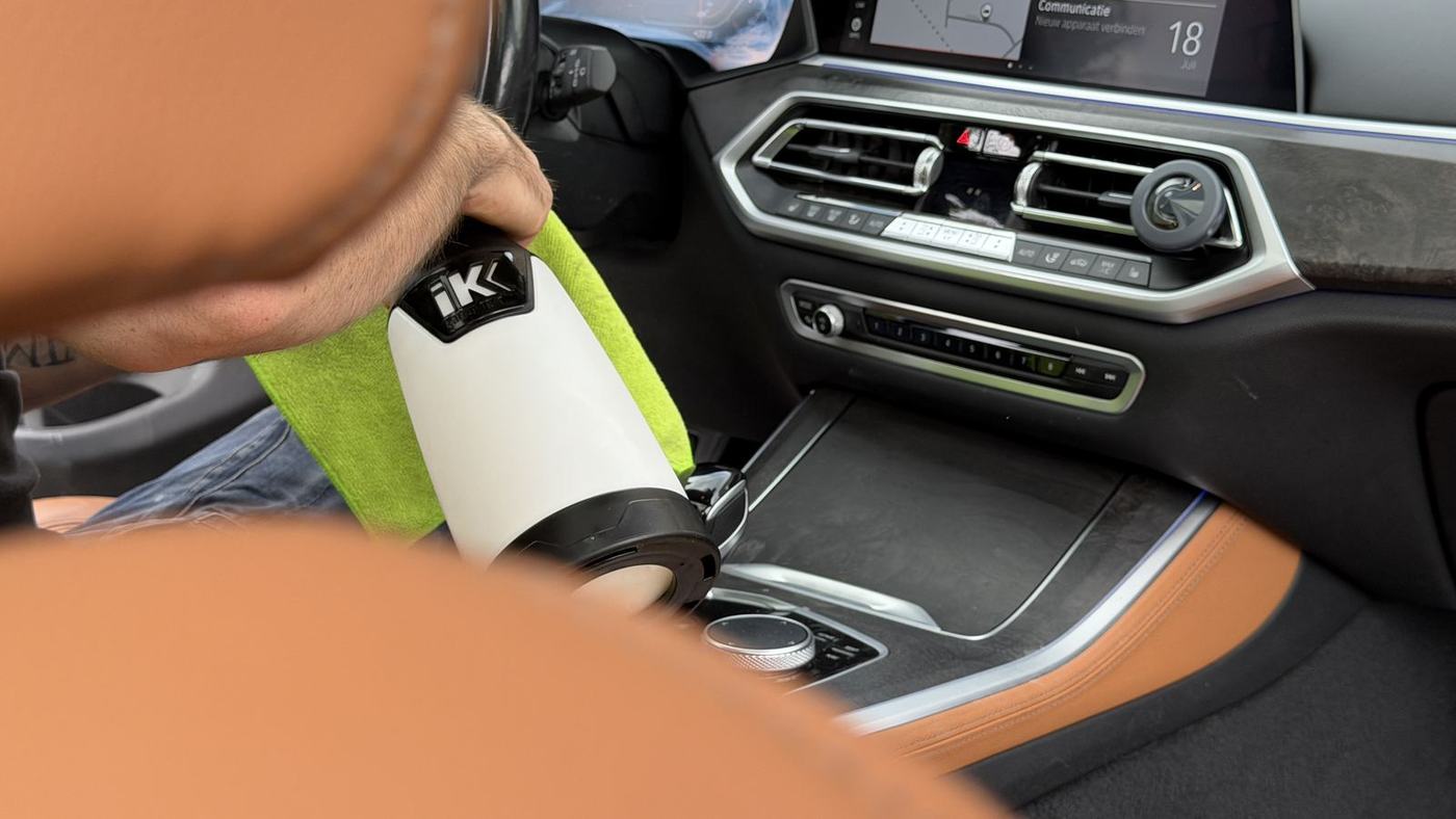 Middenconsole wordt gereinigd met microvezel